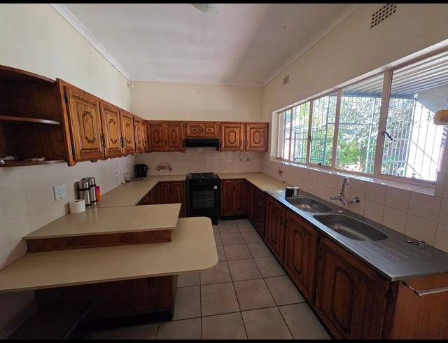 3 BEDROOM HOUSE TO LET IN FLORA GARDENS